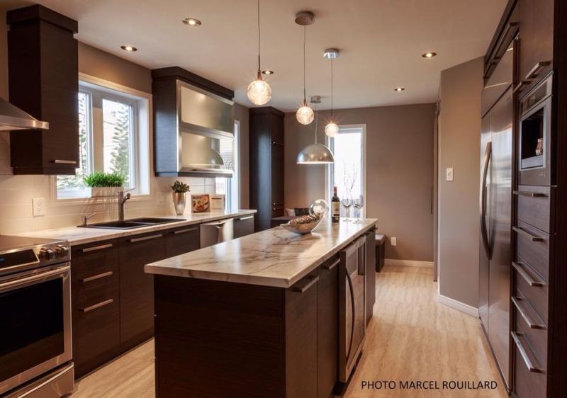 Cuisine foncée et comptoirs de marbre, photo 3
