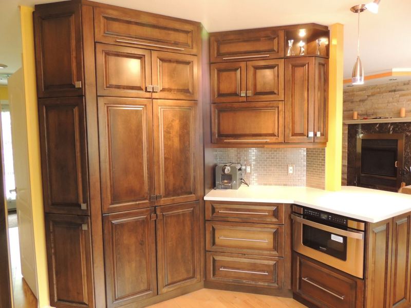 Cuisine en bois teint et comptoirs blancs, photo 3